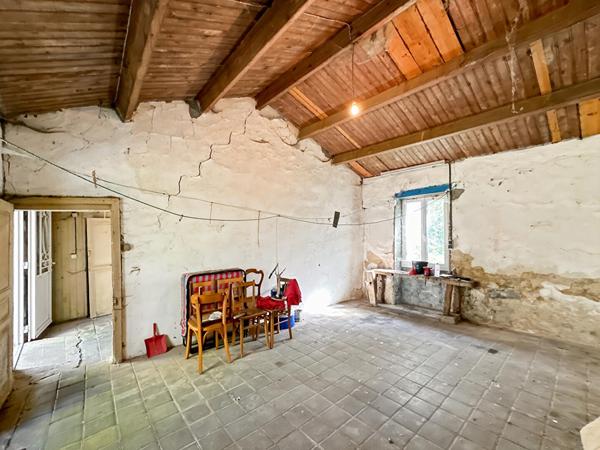 Ensemble immobilier - 1 maison + 1 longère à rénover + dépendances