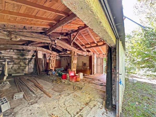 Ensemble immobilier - 1 maison + 1 longère à rénover + dépendances