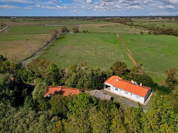 Ensemble immobilier - 1 maison + 1 longère à rénover + dépendances