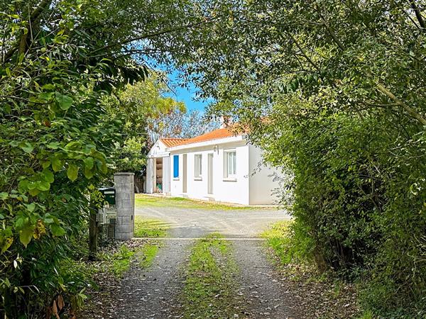 Ensemble immobilier - 1 maison + 1 longère à rénover + dépendances