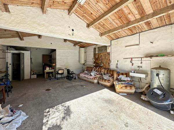 Ensemble immobilier - 1 maison + 1 longère à rénover + dépendances