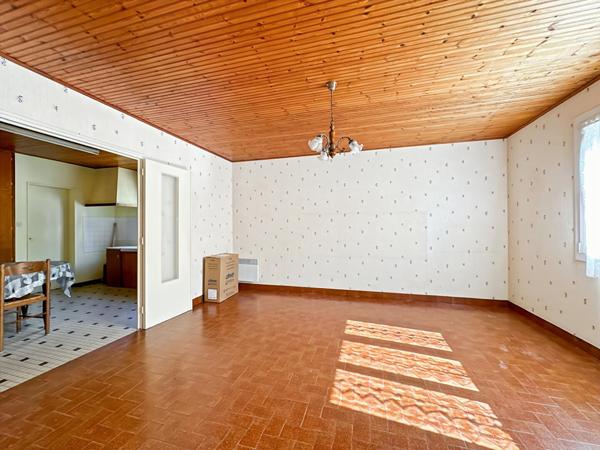 Ensemble immobilier - 1 maison + 1 longère à rénover + dépendances