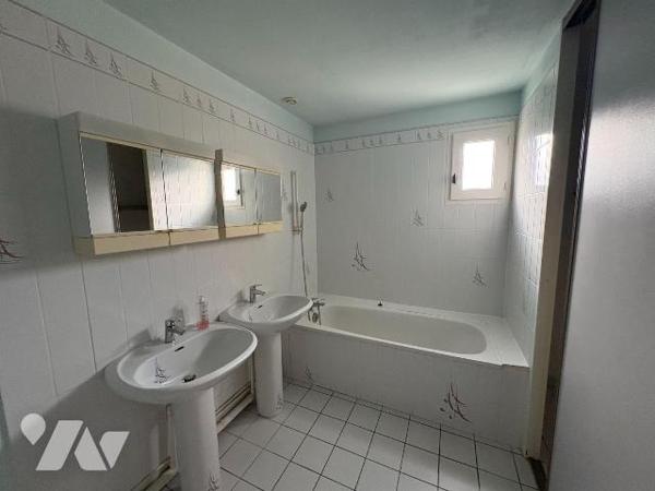 Maison à Vendre à Bourgbarré (35230), emplacement idéal à proximité immédiate d'un arrêt de bus...