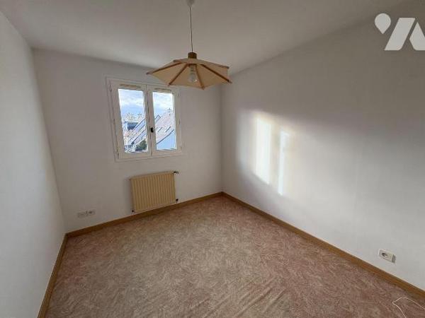 Maison à Vendre à Bourgbarré (35230), emplacement idéal à proximité immédiate d'un arrêt de bus...