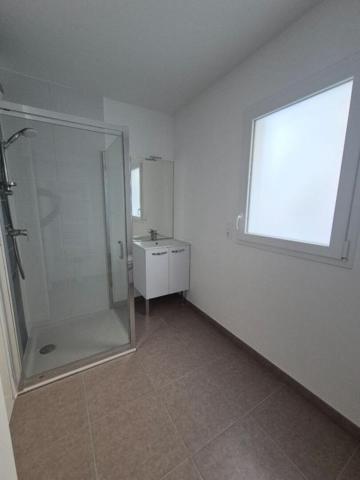 Appartement neuf de 45 m², livré en 2024 et jamais occupé, avec terrasse e11 m2, situé dans un quartier résidentiel récent à seulement 500 m du centre-ville de Lorient et à 4 minutes à pied de la gare TGV