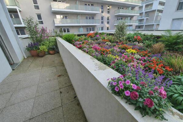 Appartement neuf de 45 m², livré en 2024 et jamais occupé, avec terrasse e11 m2, situé dans un quartier résidentiel récent à seulement 500 m du centre-ville de Lorient et à 4 minutes à pied de la gare TGV