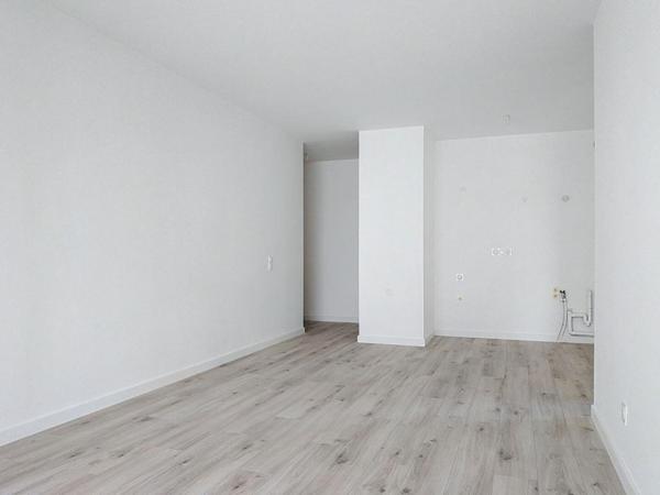 Appartement neuf de 45 m², livré en 2024 et jamais occupé, avec terrasse e11 m2, situé dans un quartier résidentiel récent à seulement 500 m du centre-ville de Lorient et à 4 minutes à pied de la gare TGV