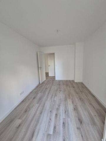 Appartement neuf de 45 m², livré en 2024 et jamais occupé, avec terrasse e11 m2, situé dans un quartier résidentiel récent à seulement 500 m du centre-ville de Lorient et à 4 minutes à pied de la gare TGV