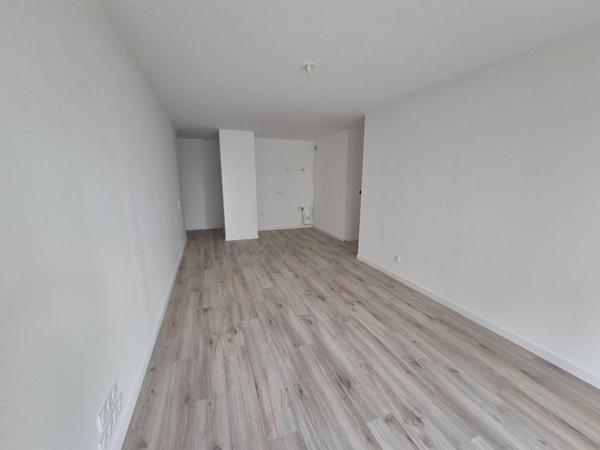 Appartement neuf de 45 m², livré en 2024 et jamais occupé, avec terrasse e11 m2, situé dans un quartier résidentiel récent à seulement 500 m du centre-ville de Lorient et à 4 minutes à pied de la gare TGV