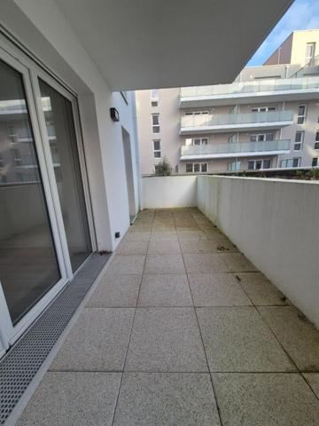 Appartement neuf de 45 m², livré en 2024 et jamais occupé, avec terrasse e11 m2, situé dans un quartier résidentiel récent à seulement 500 m du centre-ville de Lorient et à 4 minutes à pied de la gare TGV