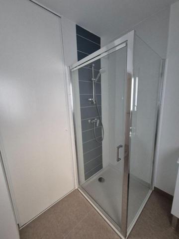 Appartement neuf de 45 m², livré en 2024 et jamais occupé, avec terrasse e11 m2, situé dans un quartier résidentiel récent à seulement 500 m du centre-ville de Lorient et à 4 minutes à pied de la gare TGV