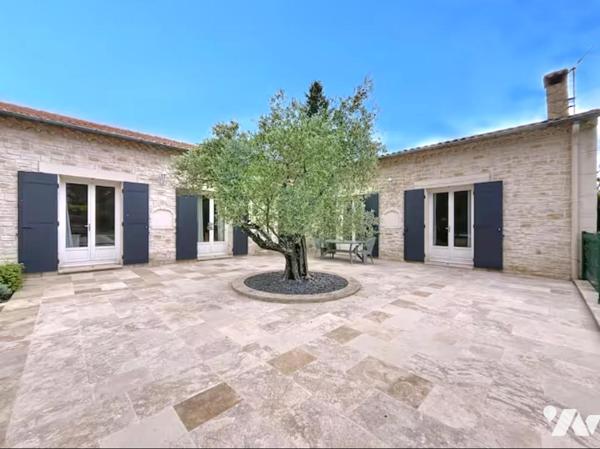 A  2 min à pied du village,  villa de pp d’environ 167 m² habitables,  sur un  terrain de 1 156 m².
