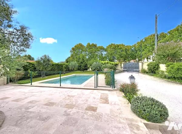 A  2 min à pied du village,  villa de pp d’environ 167 m² habitables,  sur un  terrain de 1 156 m².