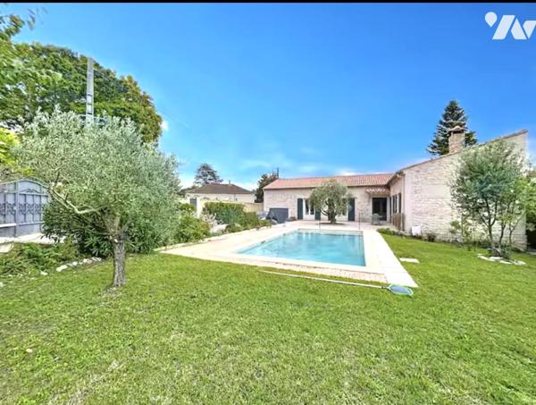 A  2 min à pied du village,  villa de pp d’environ 167 m² habitables,  sur un  terrain de 1 156 m².