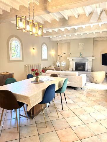 A  2 min à pied du village,  villa de pp d’environ 167 m² habitables,  sur un  terrain de 1 156 m².