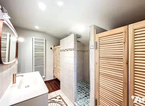 A  2 min à pied du village,  villa de pp d’environ 167 m² habitables,  sur un  terrain de 1 156 m².