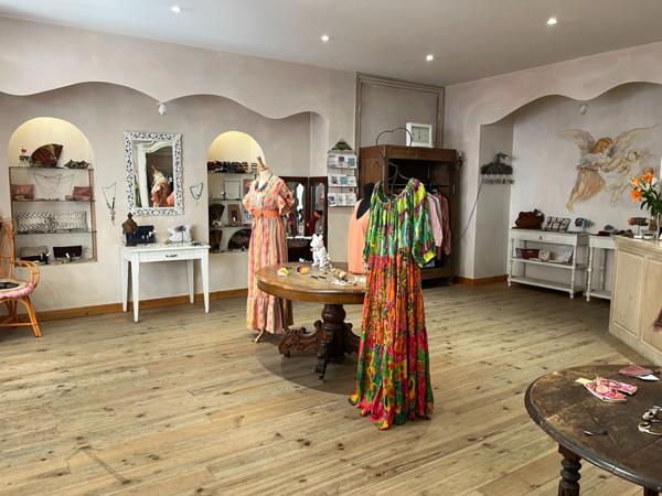 Dpt Saône et Loire (71), à vendre LOUHANS très beau magasin de Prêt-à-porter, rue des Arcades