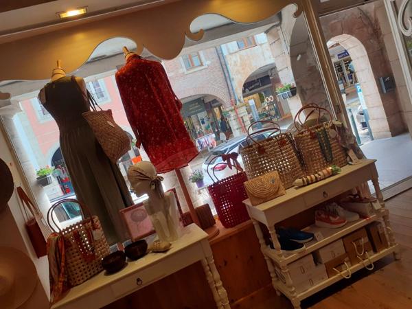 Dpt Saône et Loire (71), à vendre LOUHANS très beau magasin de Prêt-à-porter, rue des Arcades