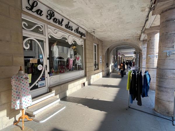 Dpt Saône et Loire (71), à vendre LOUHANS très beau magasin de Prêt-à-porter, rue des Arcades