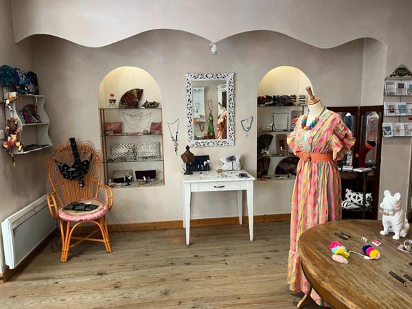 Dpt Saône et Loire (71), à vendre LOUHANS très beau magasin de Prêt-à-porter, rue des Arcades