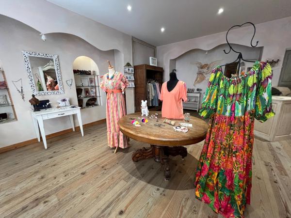 Dpt Saône et Loire (71), à vendre LOUHANS très beau magasin de Prêt-à-porter, rue des Arcades