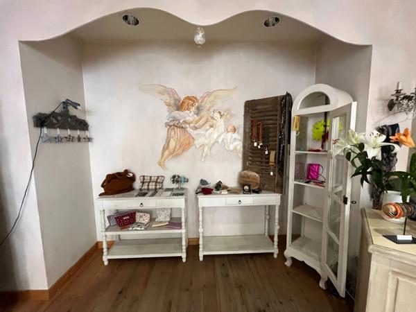 Dpt Saône et Loire (71), à vendre LOUHANS très beau magasin de Prêt-à-porter, rue des Arcades