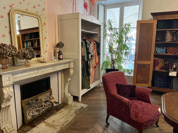 Dpt Saône et Loire (71), à vendre LOUHANS très beau magasin de Prêt-à-porter, rue des Arcades