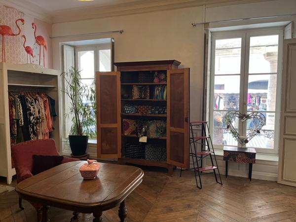 Dpt Saône et Loire (71), à vendre LOUHANS très beau magasin de Prêt-à-porter, rue des Arcades