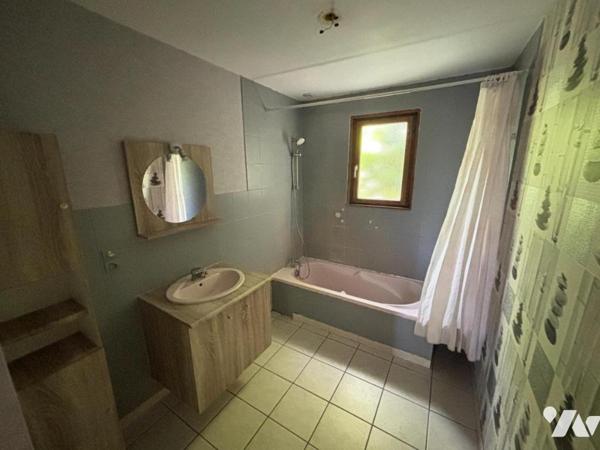 Maison 4 pièces (environ 85 m² habitables) située en impasse et à proximité du centre-ville