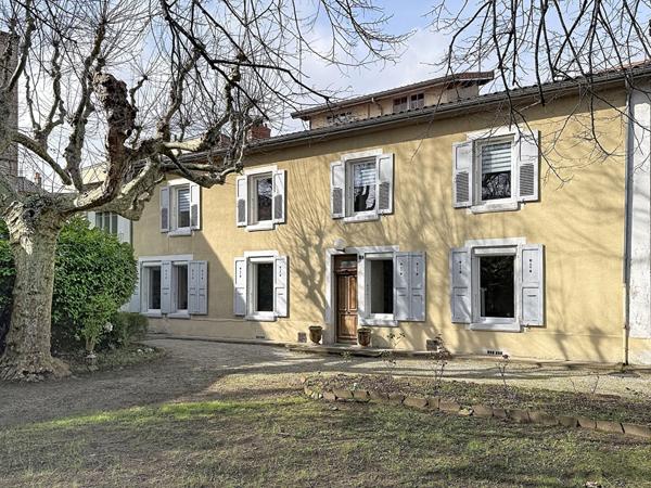 Centre ville Maison de Maître 7 pièces vaste jardin 3 stationnements