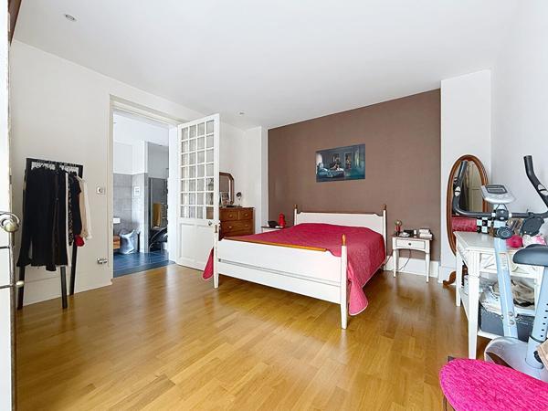 Centre ville Maison de Maître 7 pièces vaste jardin 3 stationnements