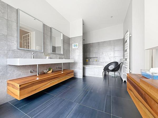 Centre ville Maison de Maître 7 pièces vaste jardin 3 stationnements