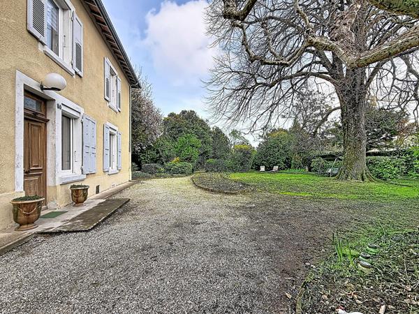 Centre ville Maison de Maître 7 pièces vaste jardin 3 stationnements