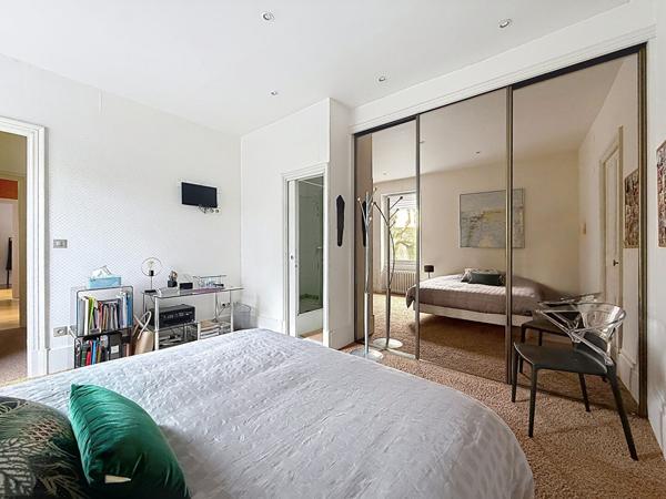 Centre ville Maison de Maître 7 pièces vaste jardin 3 stationnements