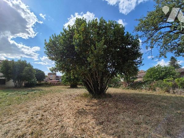 SEGOUFIELLE (32) Au village, beau terrain de 980 m².