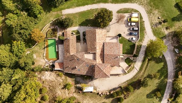 Crest (26400) Drôme Provençale : Ancienne bergerie entièrement rénovée d'environ 900m2 habitables, 47 ha, piscine naturelle