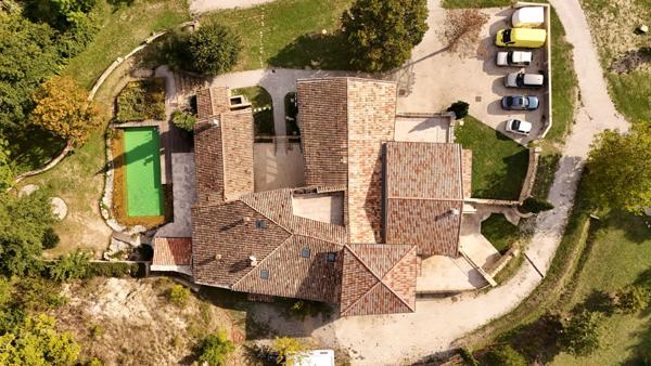 Crest (26400) Drôme Provençale : Ancienne bergerie entièrement rénovée d'environ 900m2 habitables, 47 ha, piscine naturelle