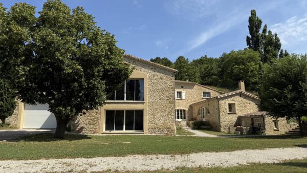 Crest (26400) Drôme Provençale : Ancienne bergerie entièrement rénovée d'environ 900m2 habitables, 47 ha, piscine naturelle