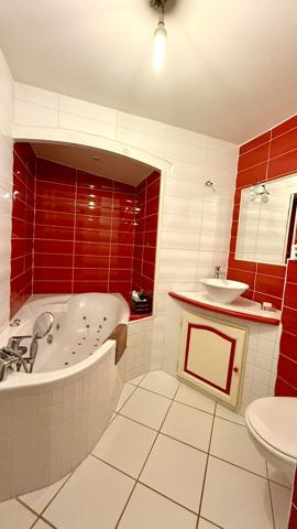 Crest (26400) Drôme Provençale : Ancienne bergerie entièrement rénovée d'environ 900m2 habitables, 47 ha, piscine naturelle