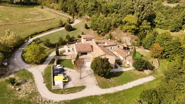 Crest (26400) Drôme Provençale : Ancienne bergerie entièrement rénovée d'environ 900m2 habitables, 47 ha, piscine naturelle