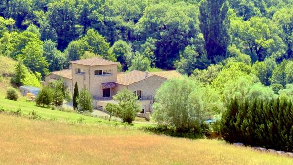 Crest (26400) Drôme Provençale : Ancienne bergerie entièrement rénovée d'environ 900m2 habitables, 47 ha, piscine naturelle