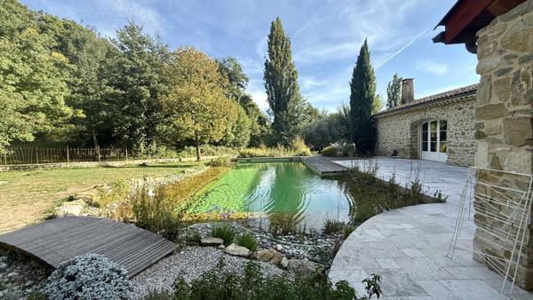 Crest (26400) Drôme Provençale : Ancienne bergerie entièrement rénovée d'environ 900m2 habitables, 47 ha, piscine naturelle