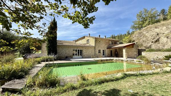Crest (26400) Drôme Provençale : Ancienne bergerie entièrement rénovée d'environ 900m2 habitables, 47 ha, piscine naturelle