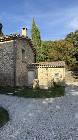 Crest (26400) Drôme Provençale : Ancienne bergerie entièrement rénovée d'environ 900m2 habitables, 47 ha, piscine naturelle