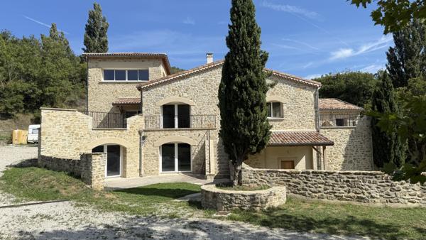 Crest (26400) Drôme Provençale : Ancienne bergerie entièrement rénovée d'environ 900m2 habitables, 47 ha, piscine naturelle