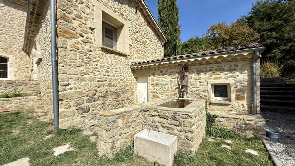 Crest (26400) Drôme Provençale : Ancienne bergerie entièrement rénovée d'environ 900m2 habitables, 47 ha, piscine naturelle