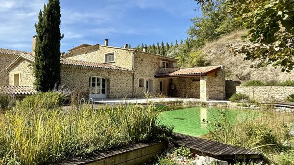 Crest (26400) Drôme Provençale : Ancienne bergerie entièrement rénovée d'environ 900m2 habitables, 47 ha, piscine naturelle