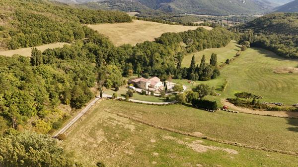Crest (26400) Drôme Provençale : Ancienne bergerie entièrement rénovée d'environ 900m2 habitables, 47 ha, piscine naturelle