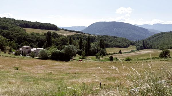 Crest (26400) Drôme Provençale : Ancienne bergerie entièrement rénovée d'environ 900m2 habitables, 47 ha, piscine naturelle