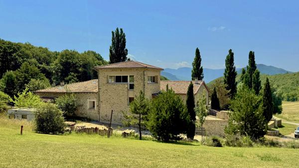 Crest (26400) Drôme Provençale : Ancienne bergerie entièrement rénovée d'environ 900m2 habitables, 47 ha, piscine naturelle